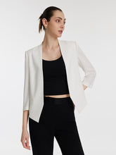A lady wears a white crop blazer to the interview.
